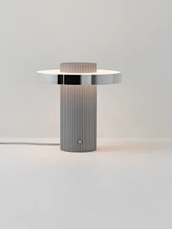 Lampada da tavolo piccola a LED con base millerighe Elna