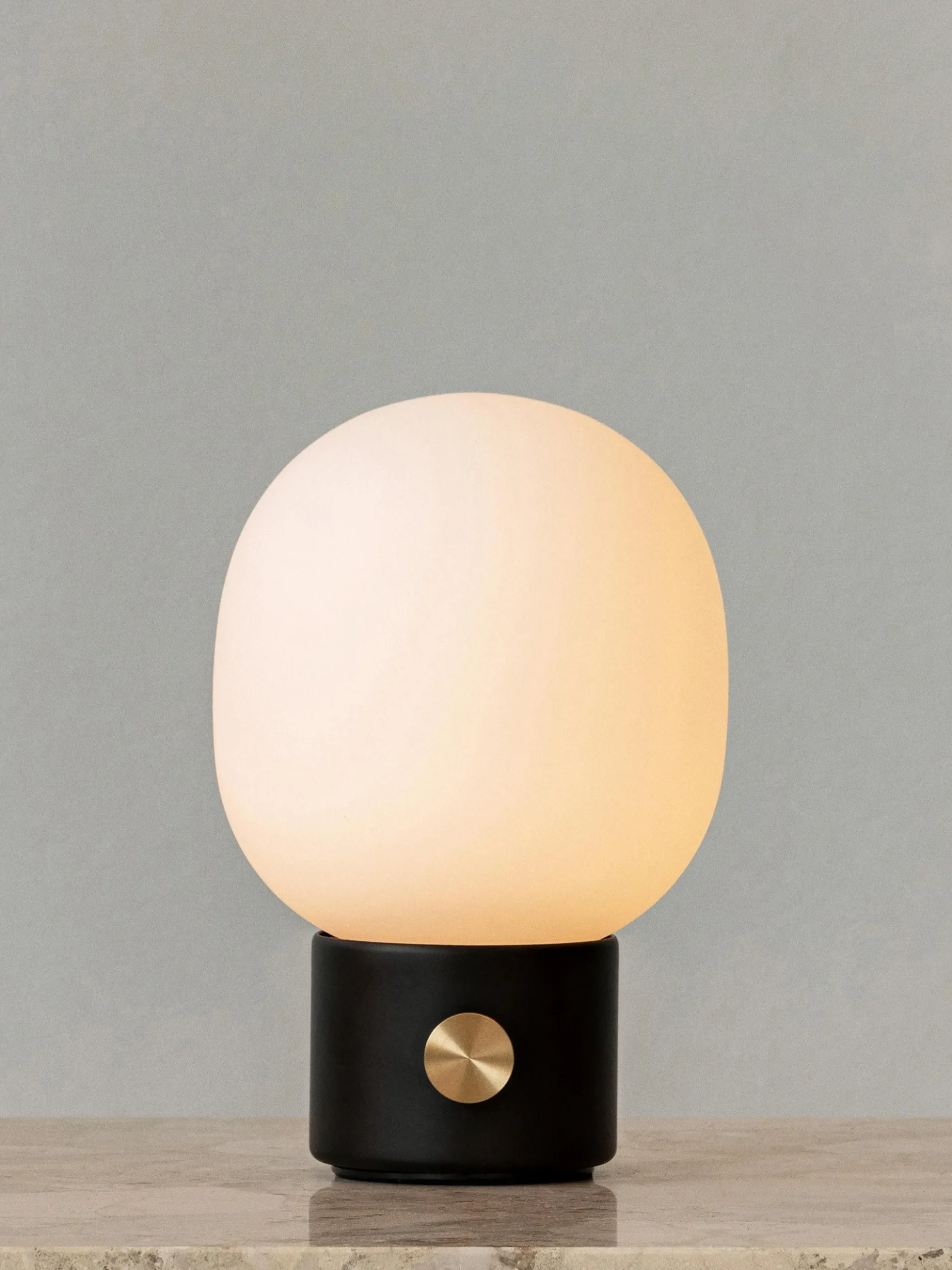 Lampada da tavolo piccola con luce regolabile e porta USB JWDA