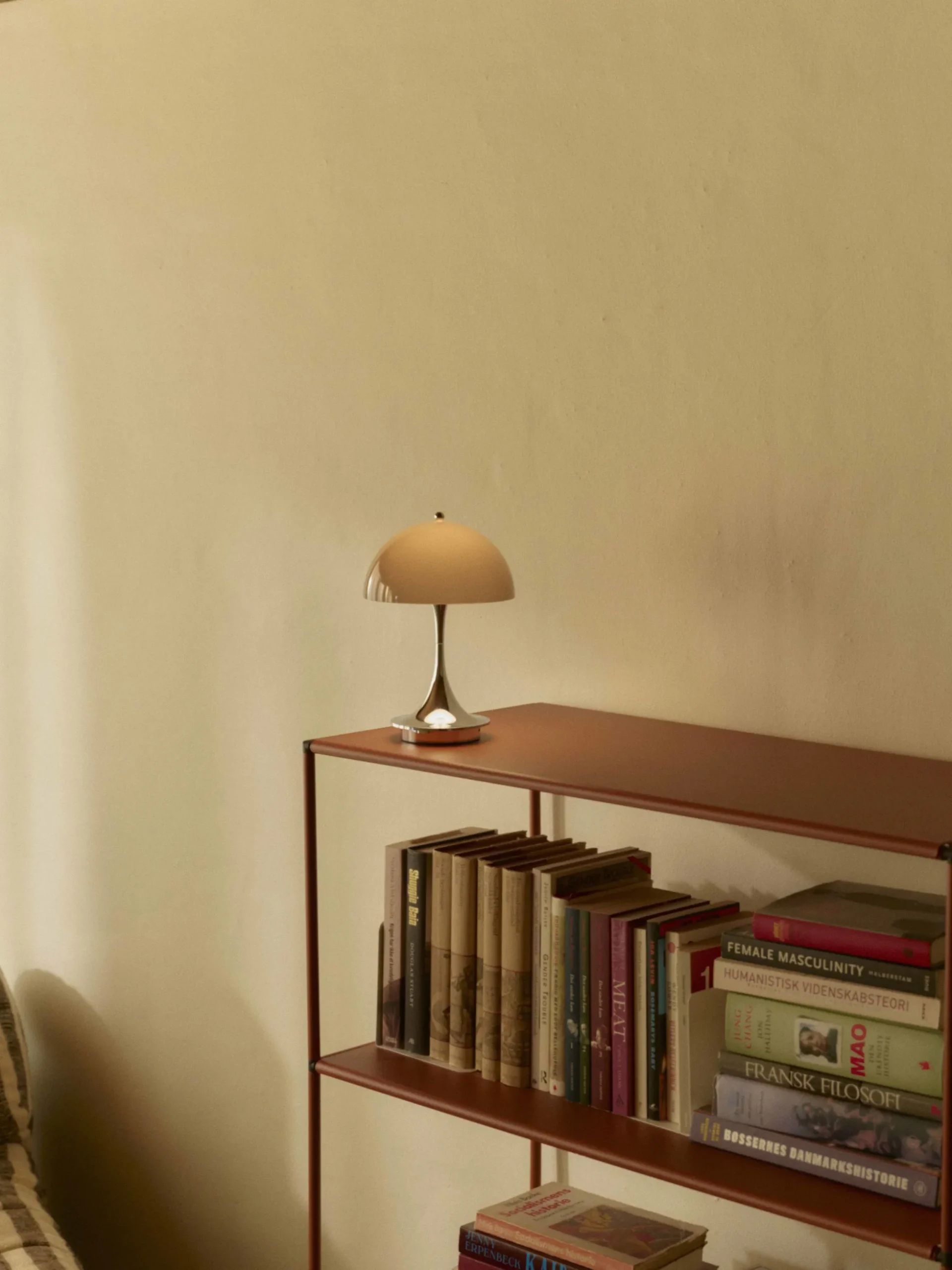 Lampada da tavolo portatile a LED con luce regolabile Panthella 250, Design Verner Panton