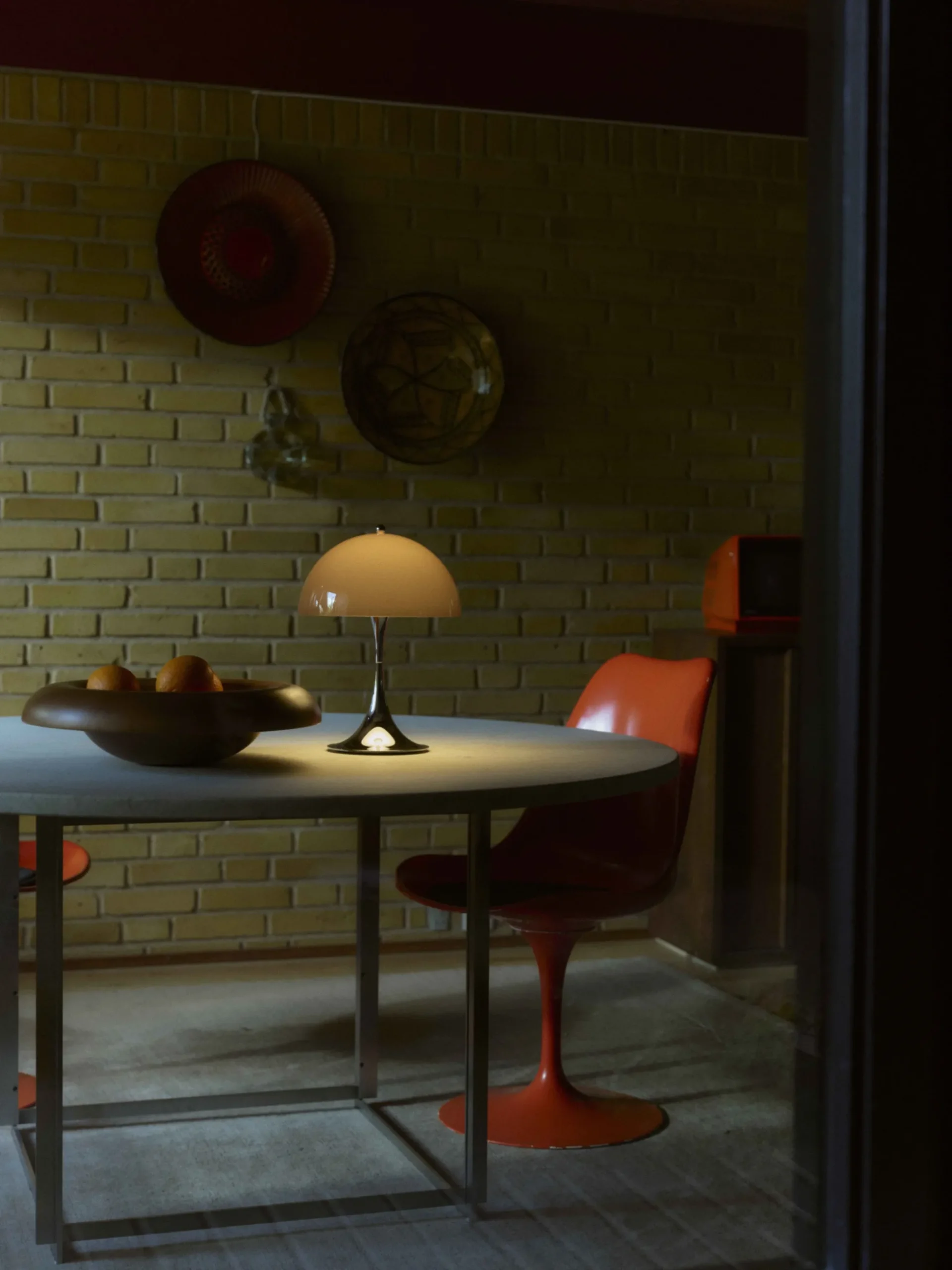 Lampada da tavolo portatile a LED con luce regolabile Panthella 250, Design Verner Panton