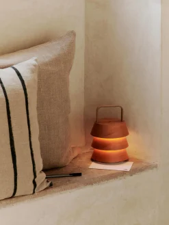 Lampada da tavolo portatile a LED in legno di abete Douglas Luver