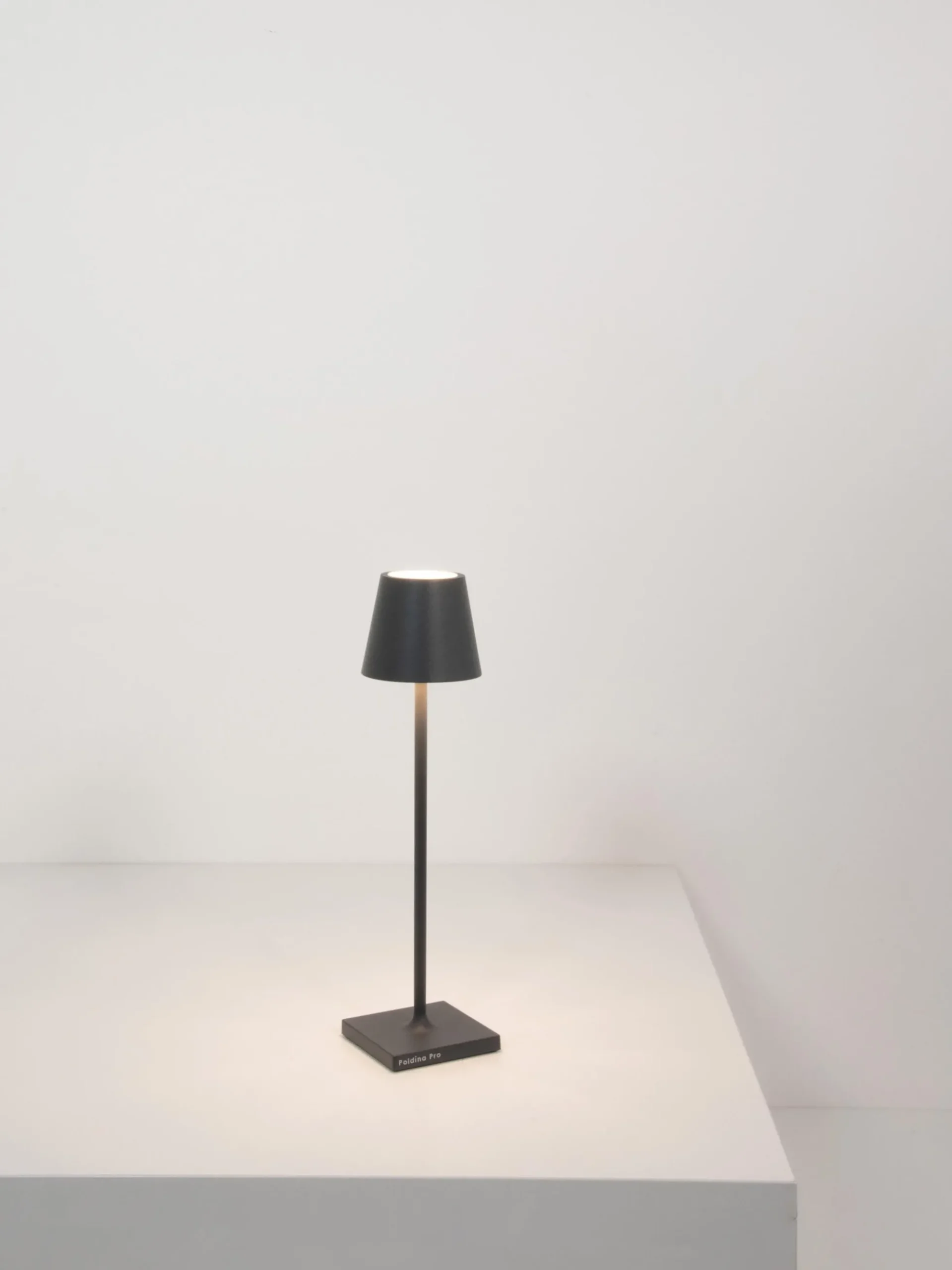 Lampada da tavolo portatile a LED con luce regolabile Poldina Pro Micro