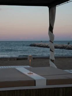 Lampada da tavolo portatile a LED con luce regolabile Poldina Pro