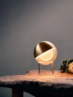 Lampada da tavolo portatile a LED con luce regolabile Pila