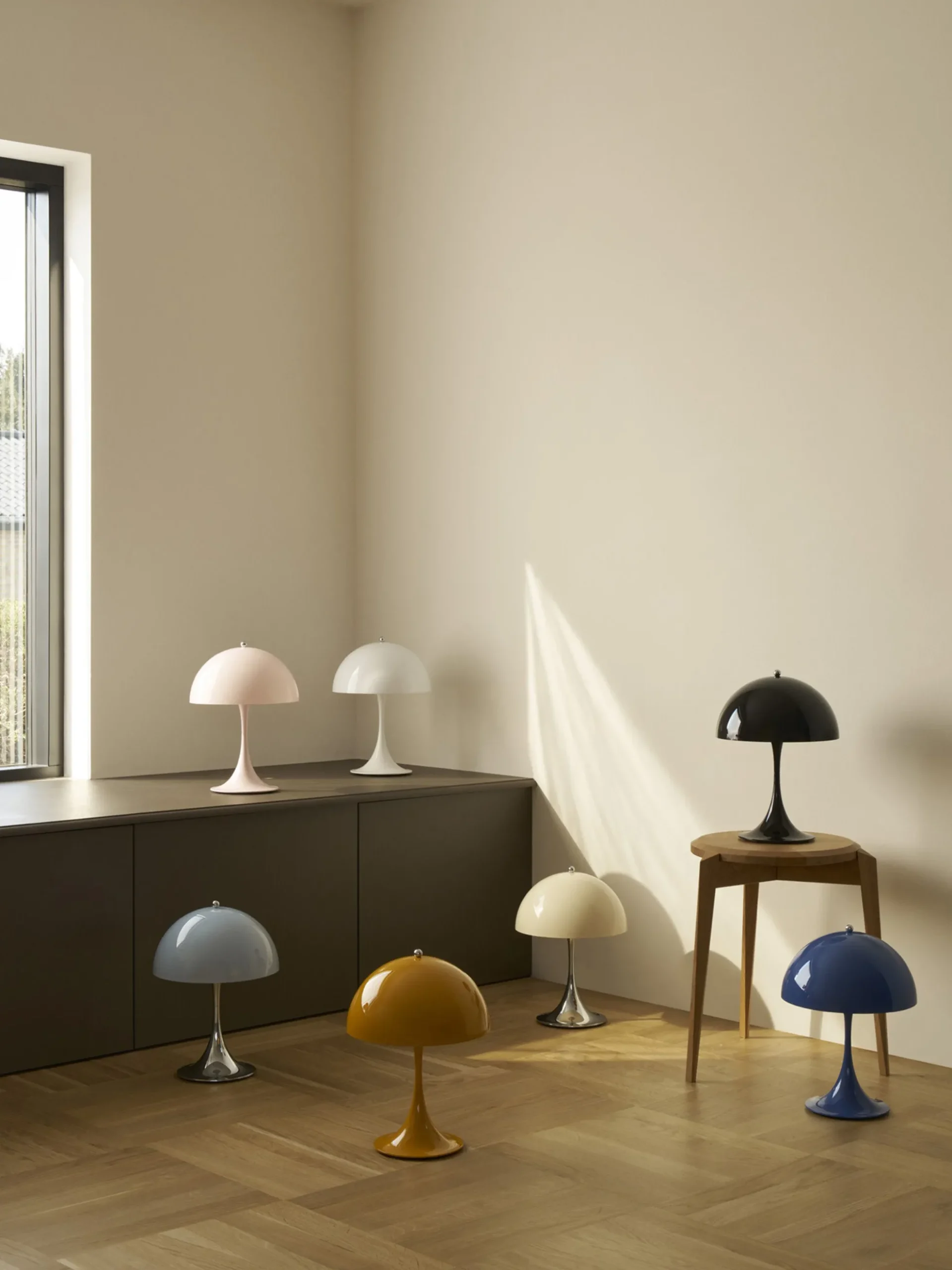 Lampada da tavolo portatile a LED con luce regolabile Panthella 250, Design Verner Panton