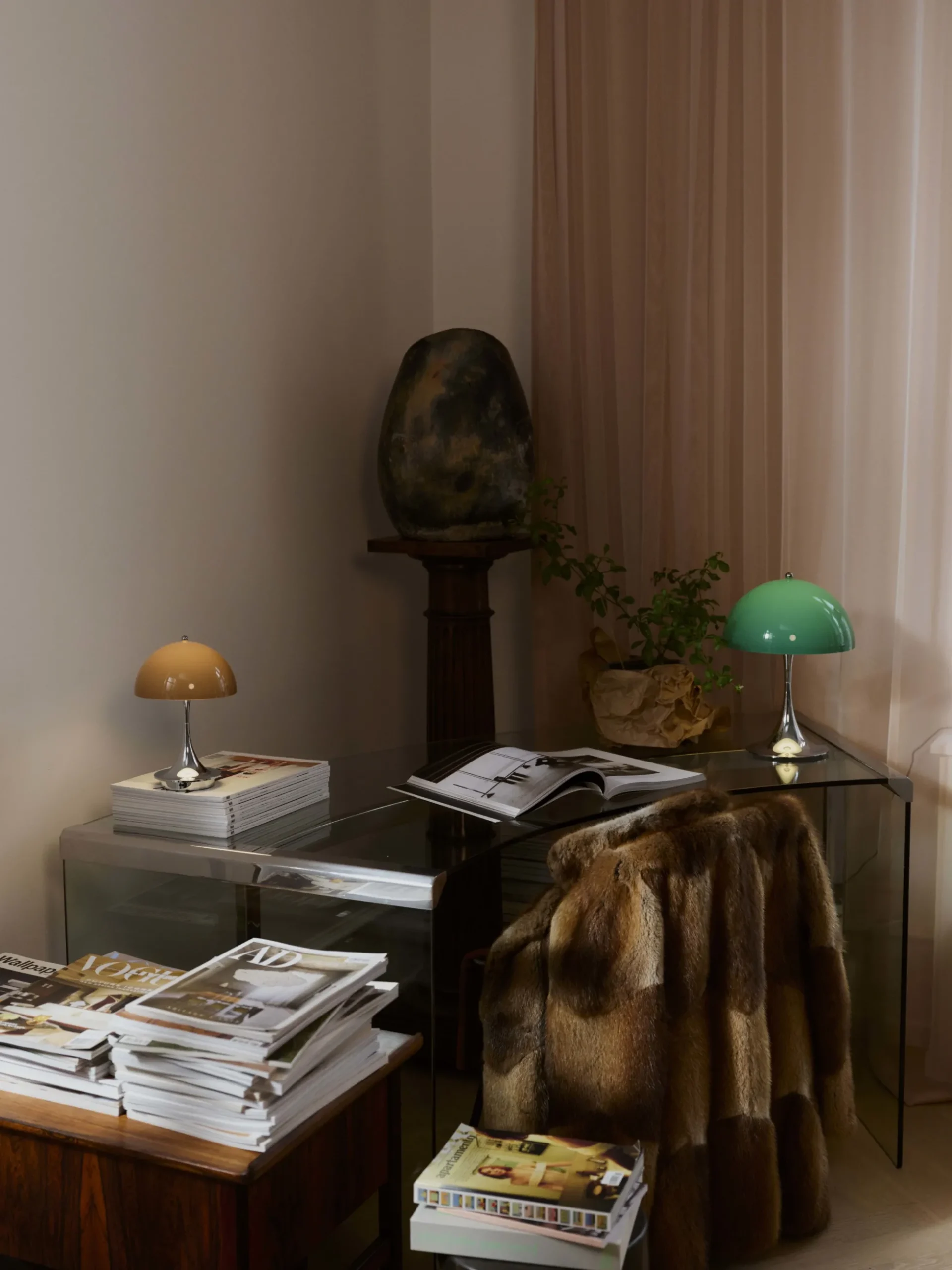 Lampada da tavolo portatile a LED con luce regolabile Panthella 250, Design Verner Panton