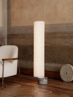 Lampada da terra a LED con luce regolabile e base in marmo Unbound, varie misure