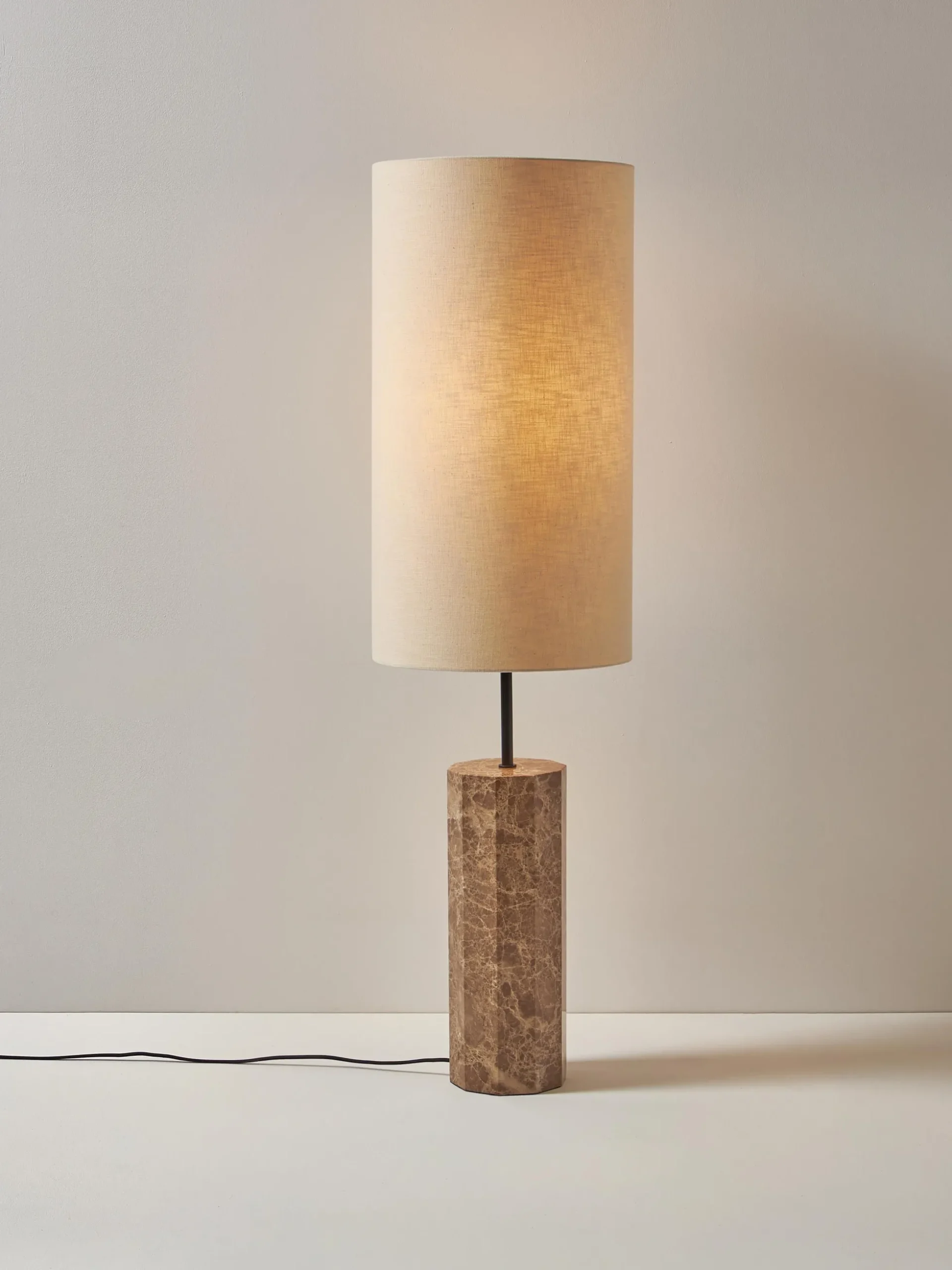 Lampada da terra con base in marmo Elanor