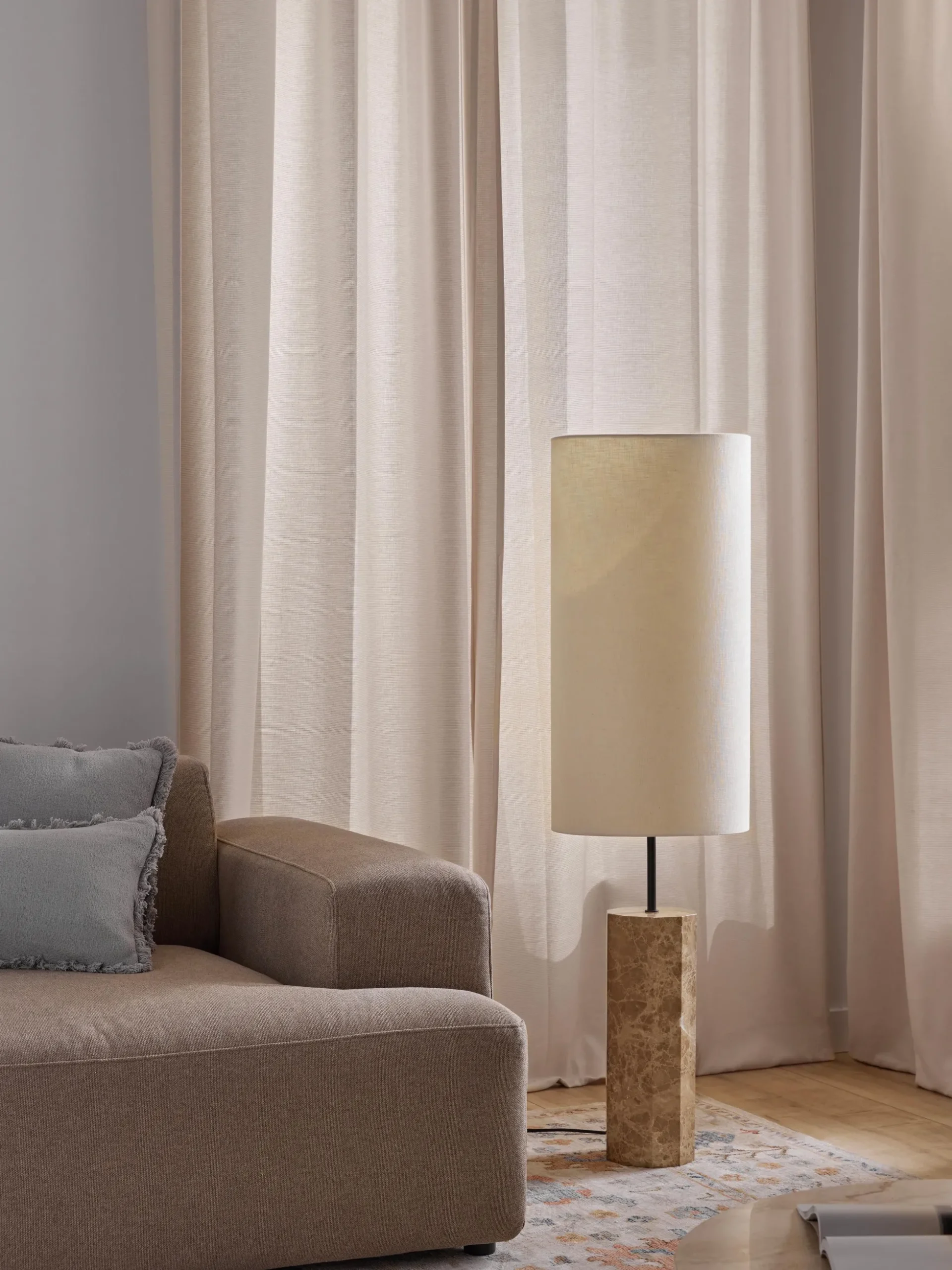 Lampada da terra con base in marmo Elanor