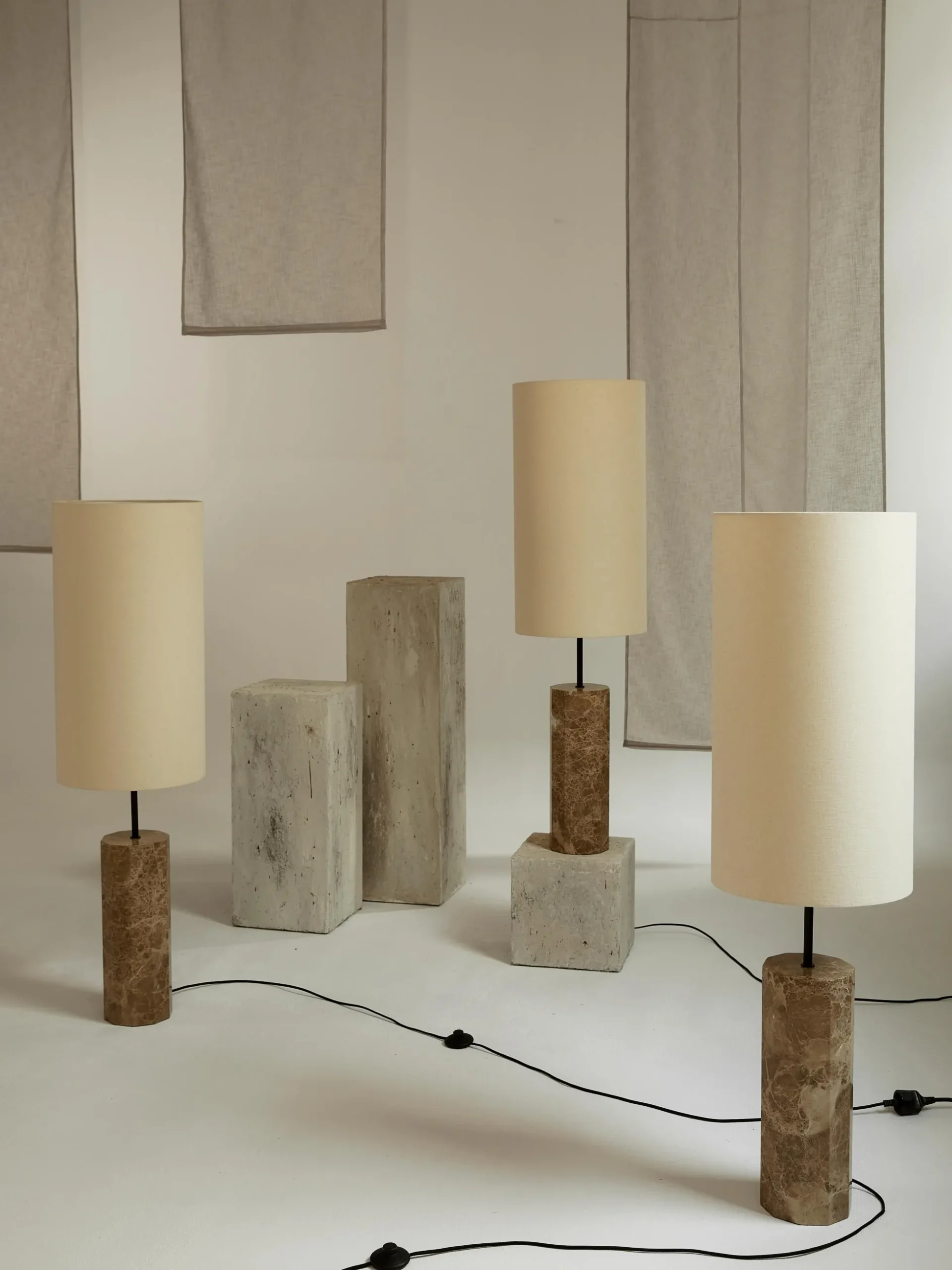 Lampada da terra con base in marmo Elanor