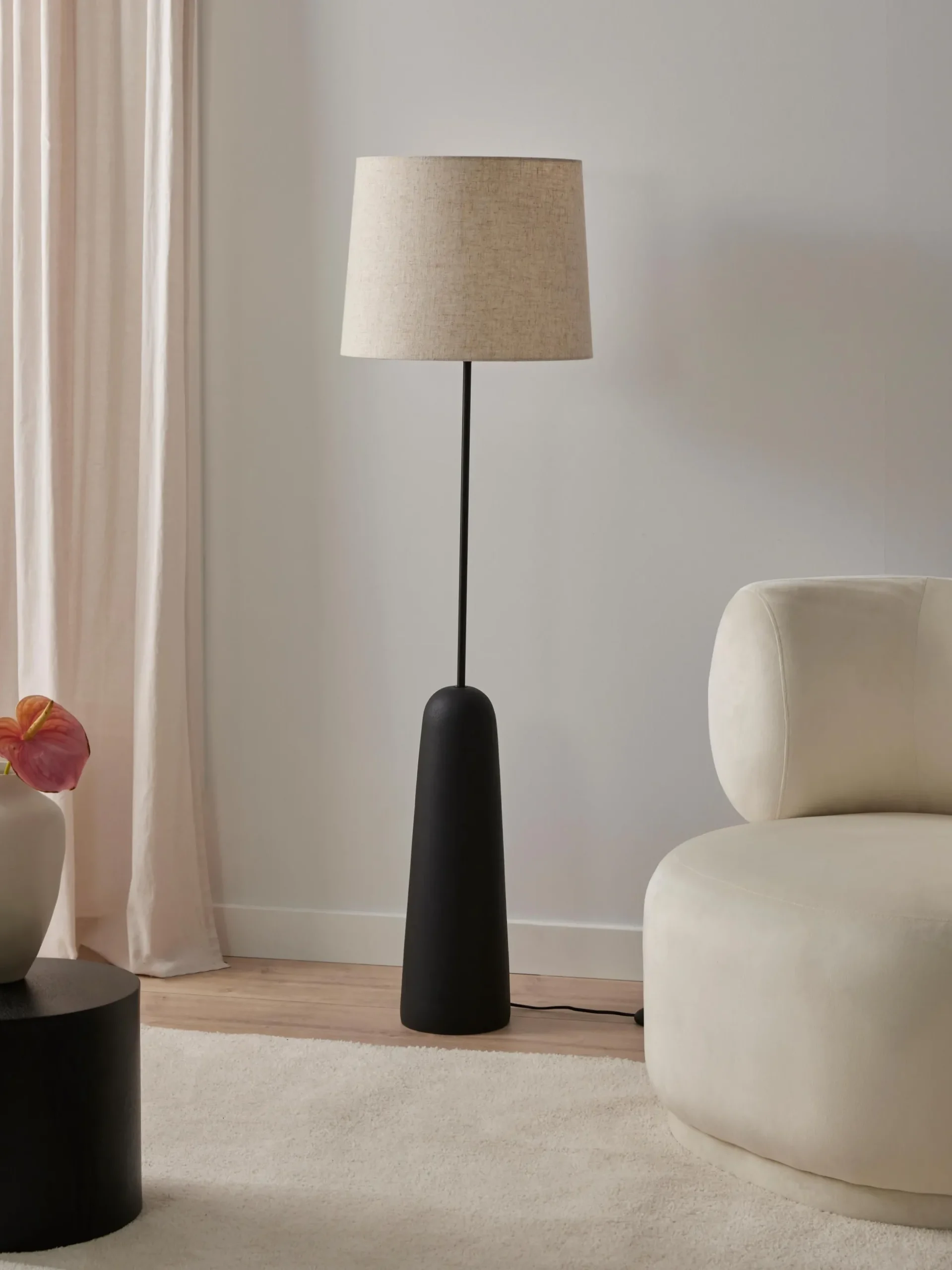 Lampada da terra con base in cemento Kaya