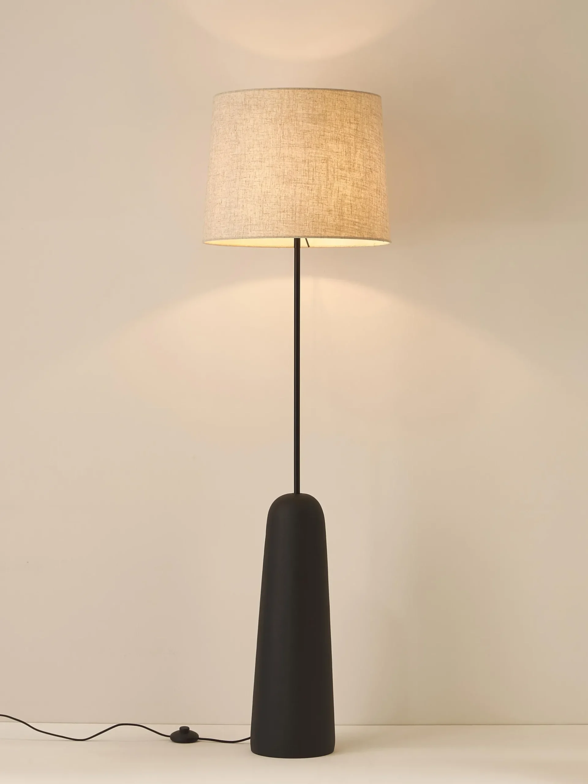 Lampada da terra con base in cemento Kaya