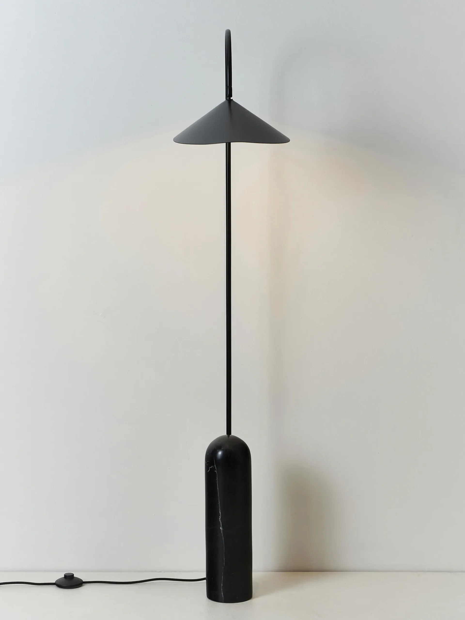 Lampada da terra con base in marmo Arum, orientabile
