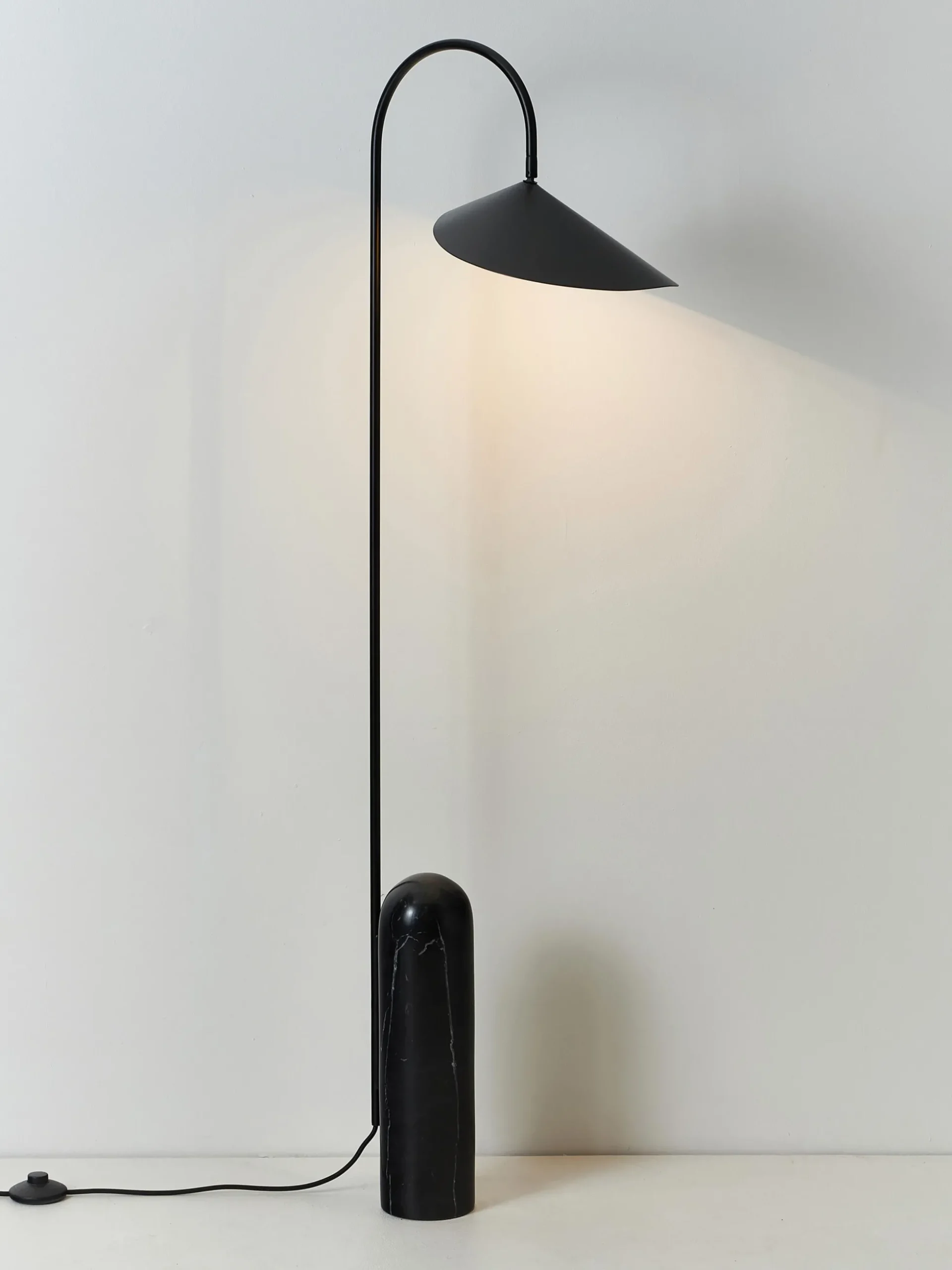 Lampada da terra con base in marmo Arum, orientabile