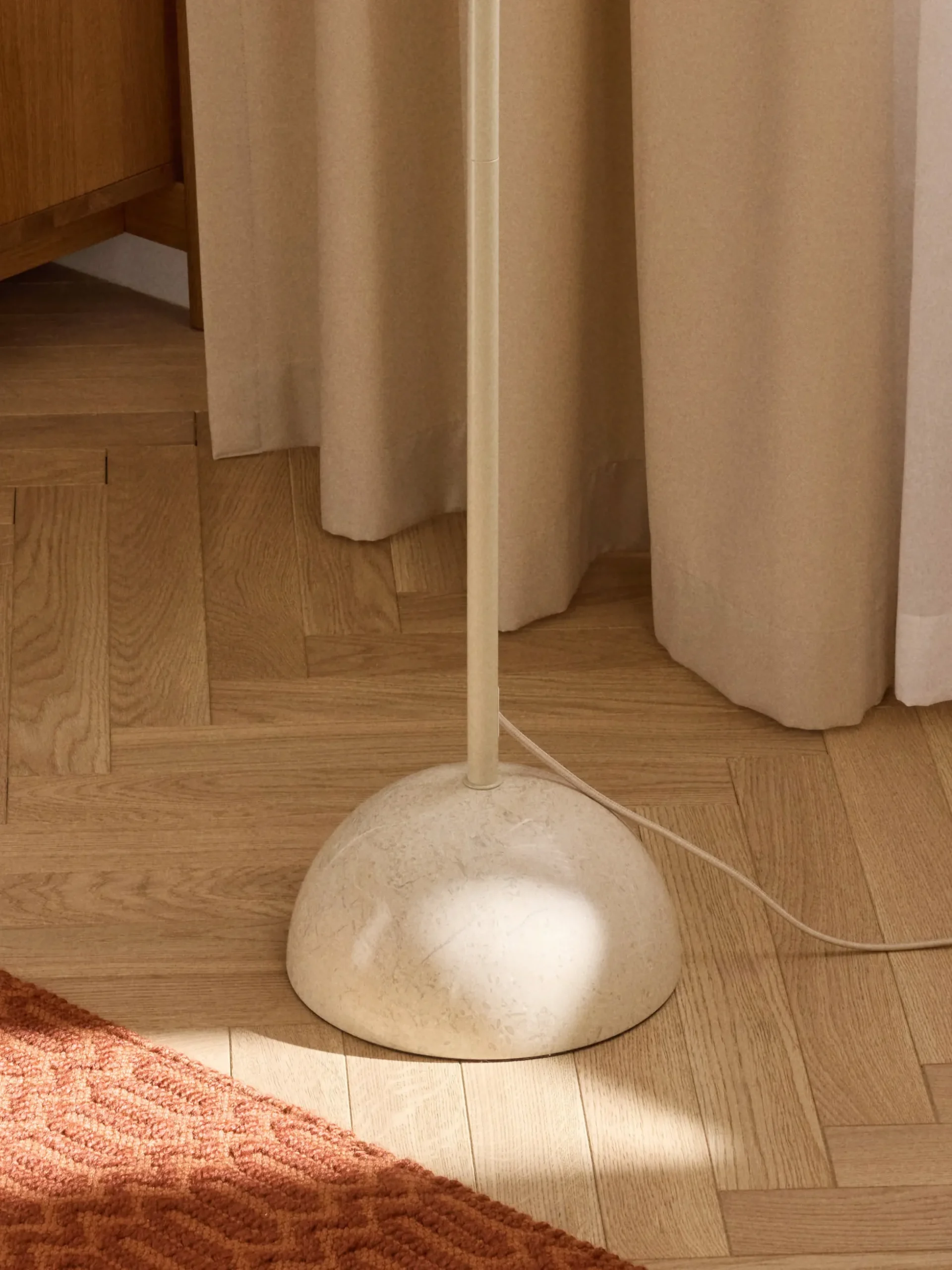 Lampada da terra con base in marmo Vica