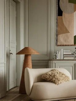 Lampada da terra piccola in rattan Dou, fatta a mano