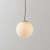 Lampada sferica a sospensione in vetro opalino Beth