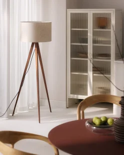 Lampada treppiede da terra scandi in legno massiccio Jake