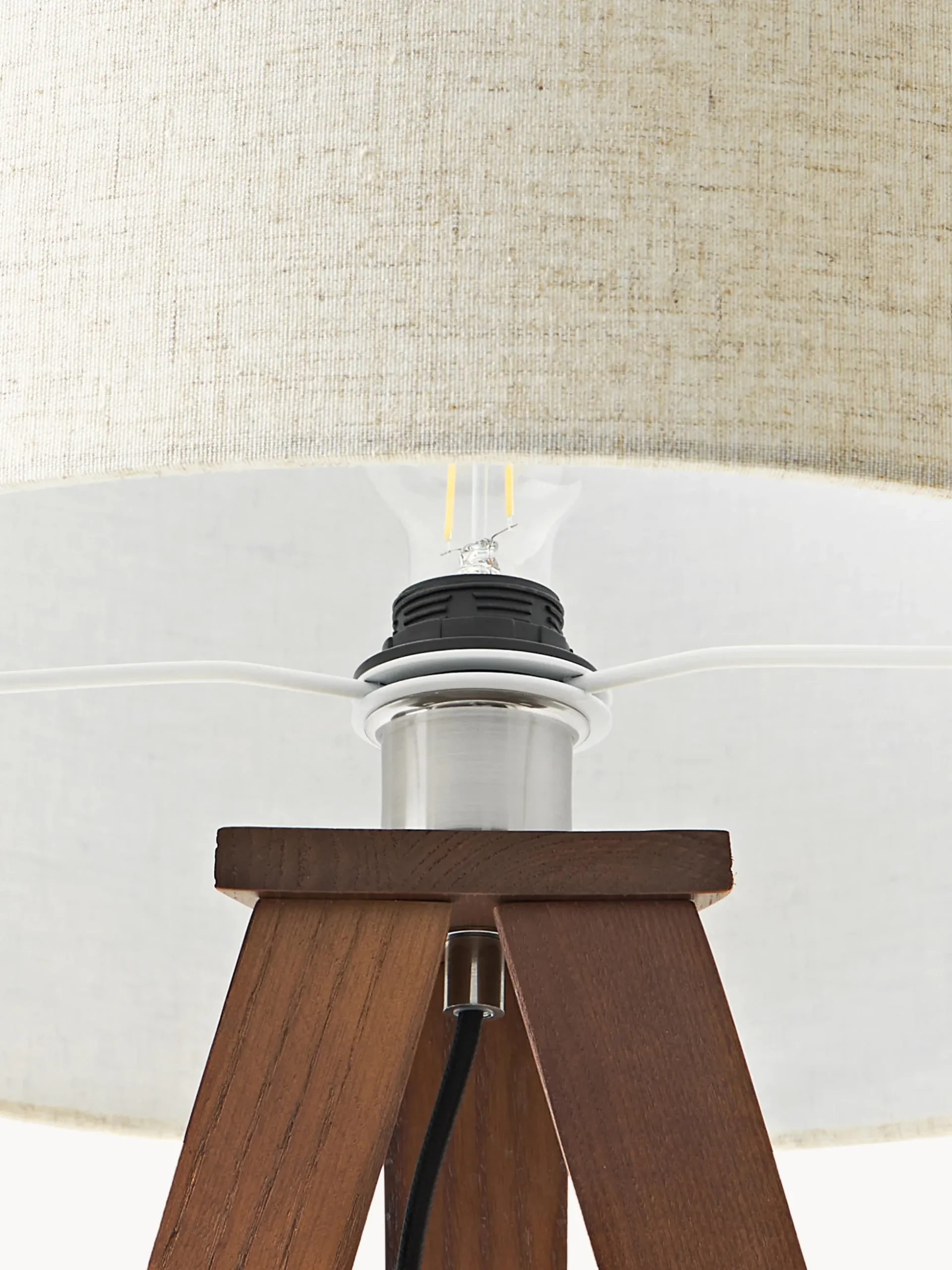 Lampada treppiede da terra scandi in legno massiccio Jake