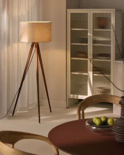 Lampada treppiede da terra scandi in legno massiccio Jake