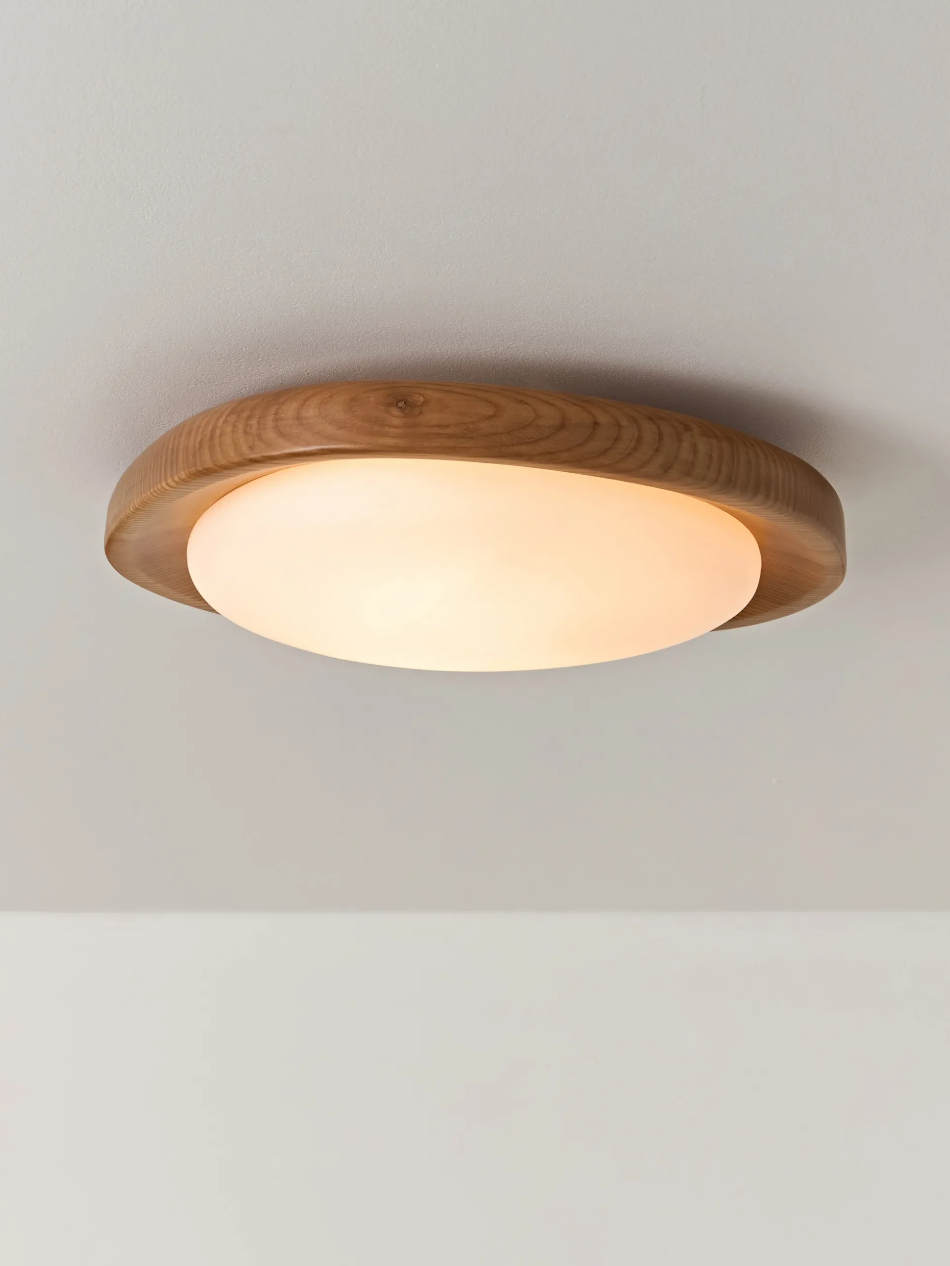 Lampada a sospensione con struttura in legno di frassino Matthew