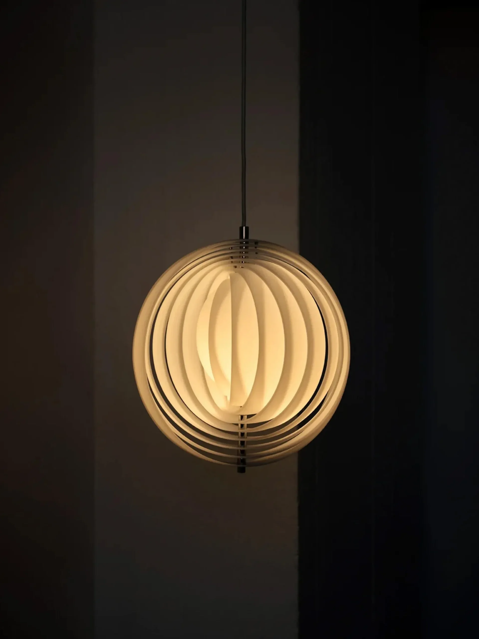 Lampada a sospensione Moon, design Verner Panton