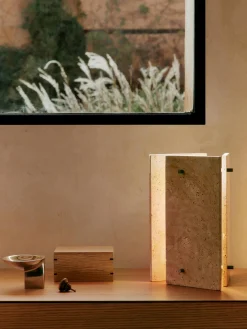 Lampada da tavolo a LED in travertino con luce regolabile Oeste
