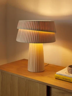 Lampada da tavolo con paralume asimmetrico Nyla