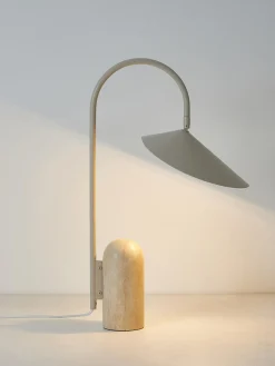 Lampada da tavolo grande con base in marmo Arum, orientabile