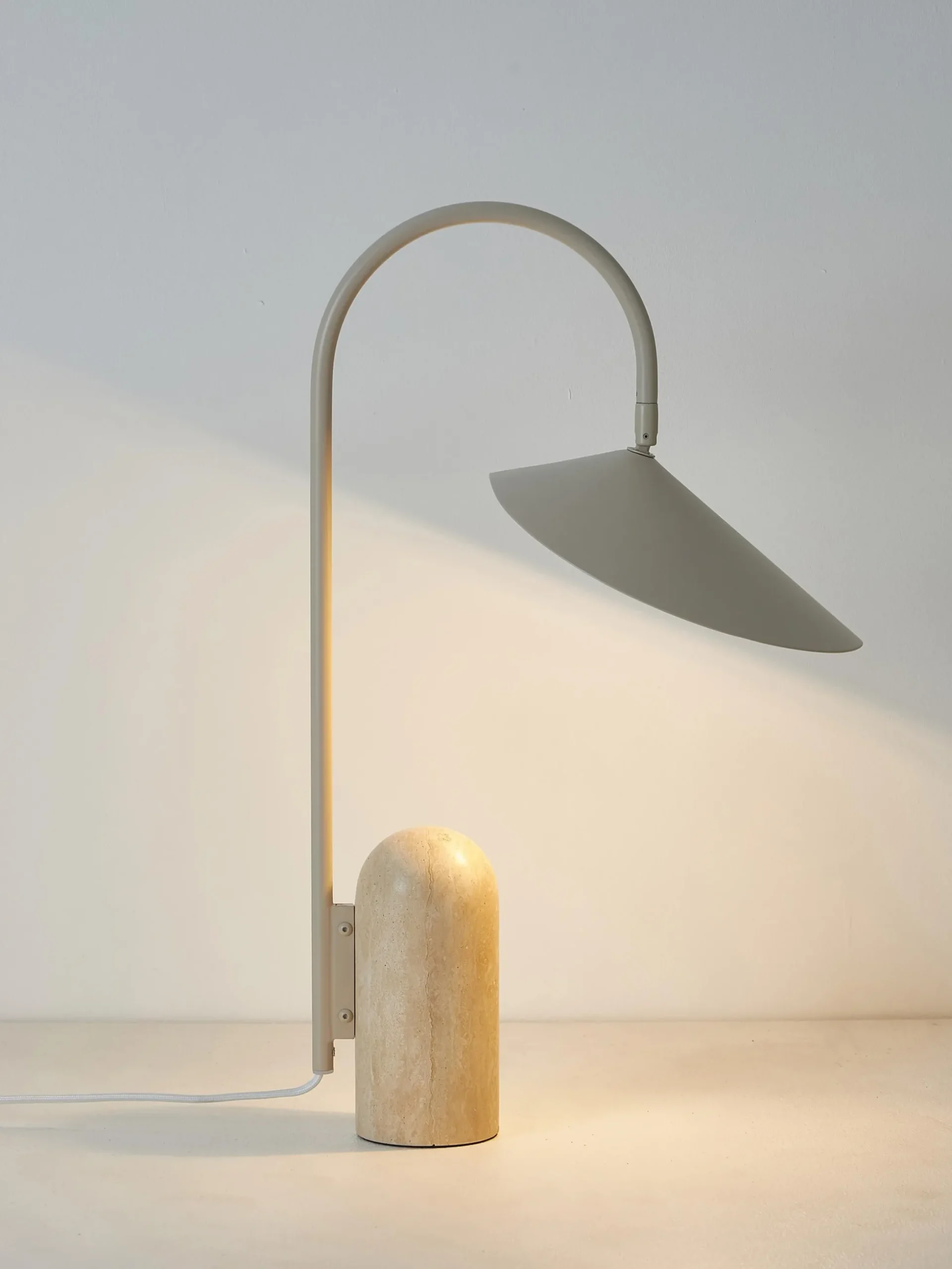 Lampada da tavolo grande con base in marmo Arum, orientabile