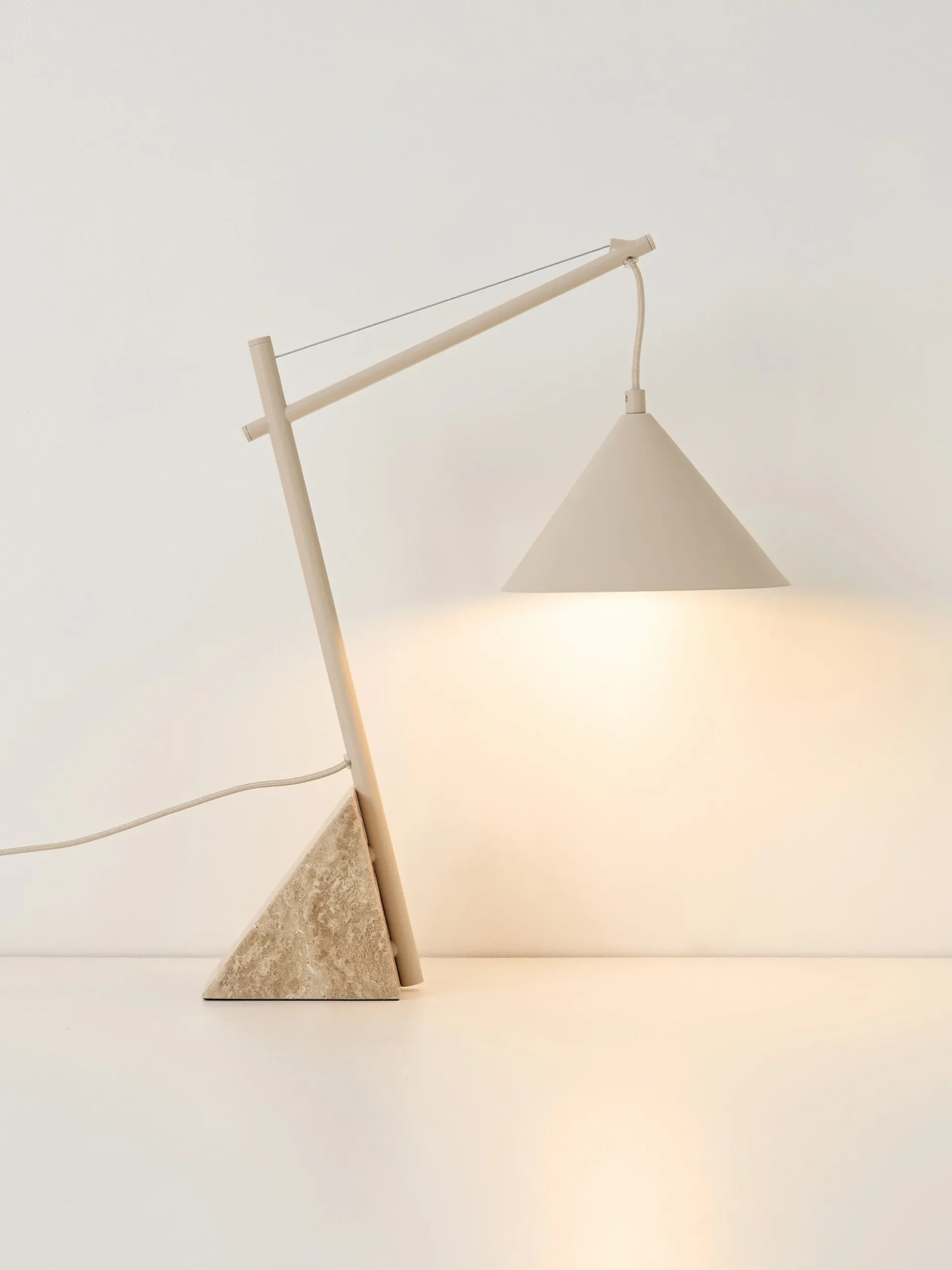 Lampada da tavolo grande con base in travertino Reyna