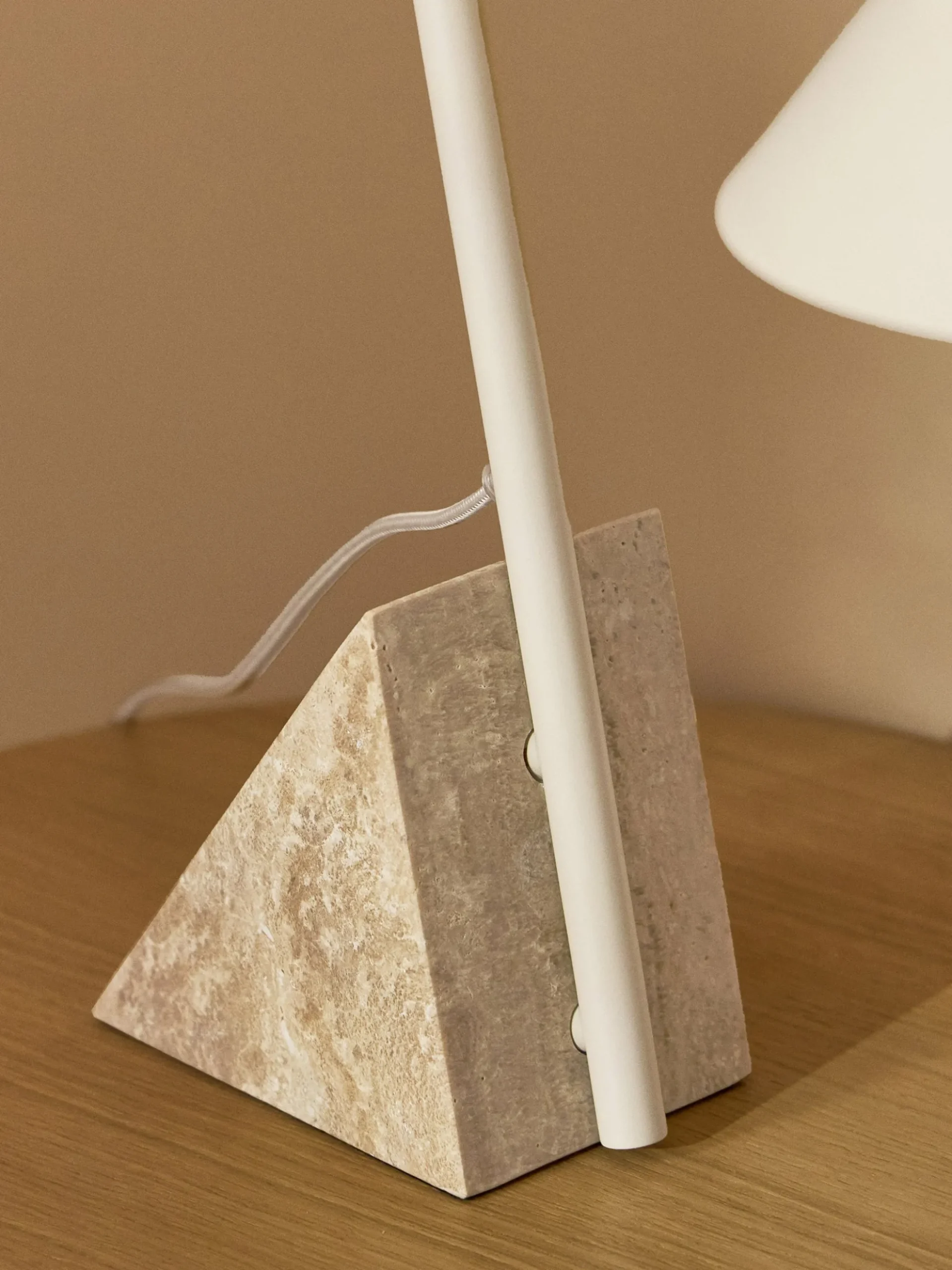 Lampada da tavolo grande con base in travertino Reyna