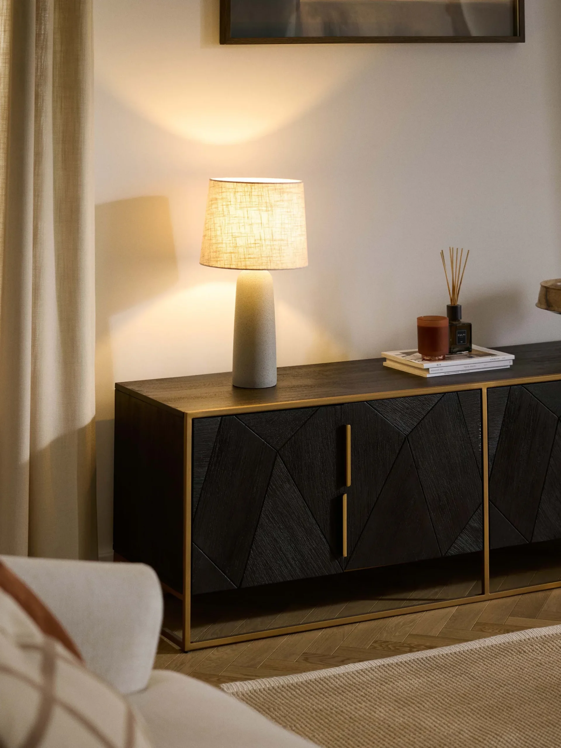 Lampada da tavolo grande con base in cemento Kaya