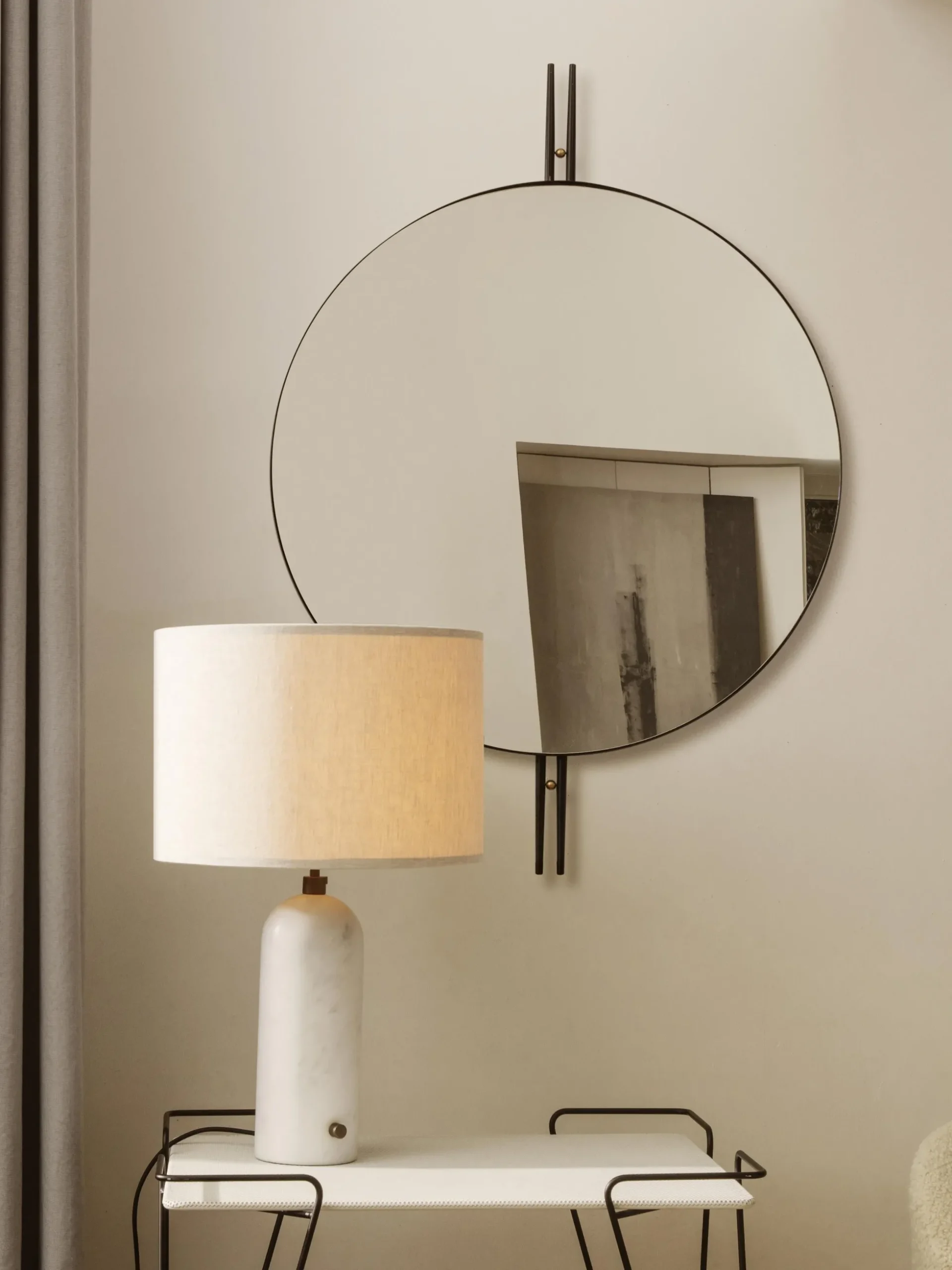 Lampada da tavolo grande con luce regolabile e base in marmo Gravity, varie misure