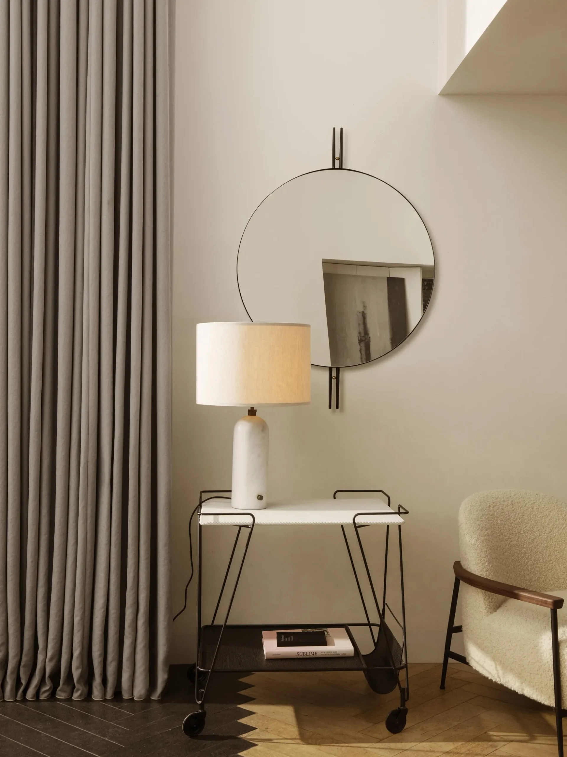 Lampada da tavolo grande con luce regolabile e base in marmo Gravity, varie misure