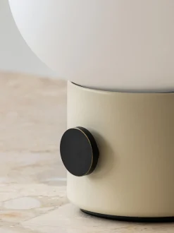 Lampada da tavolo piccola con luce regolabile e porta USB JWDA
