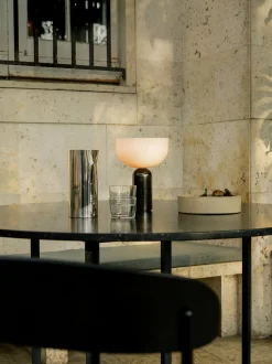 Lampada da tavolo piccola portatile a LED con luce regolabile Kizu
