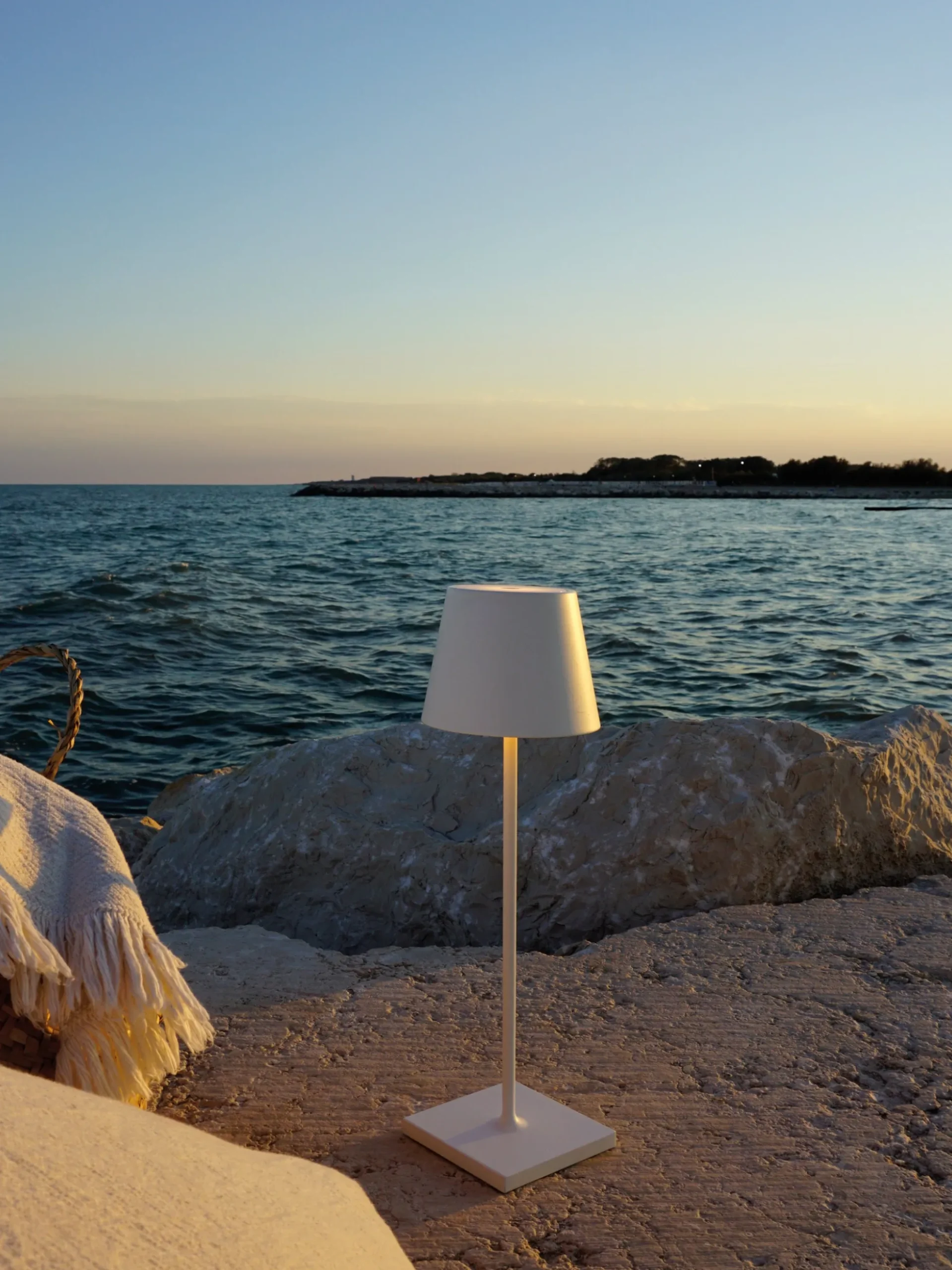 Lampada da tavolo portatile a LED con luce regolabile Poldina Pro