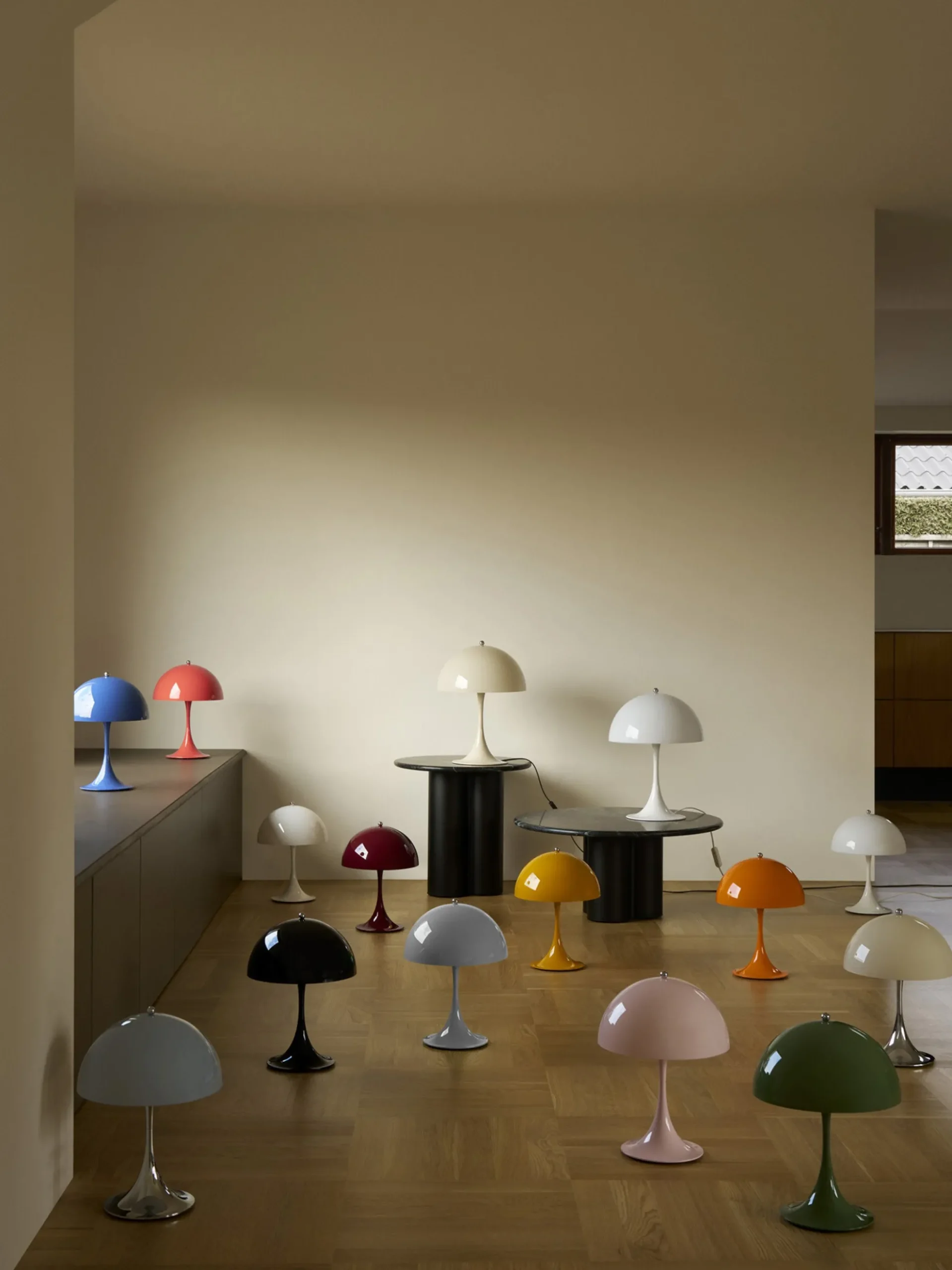 Lampada da tavolo portatile a LED con luce regolabile Panthella 250, Design Verner Panton