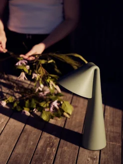 Lampada da tavolo portatile a LED con luce regolabile Ami