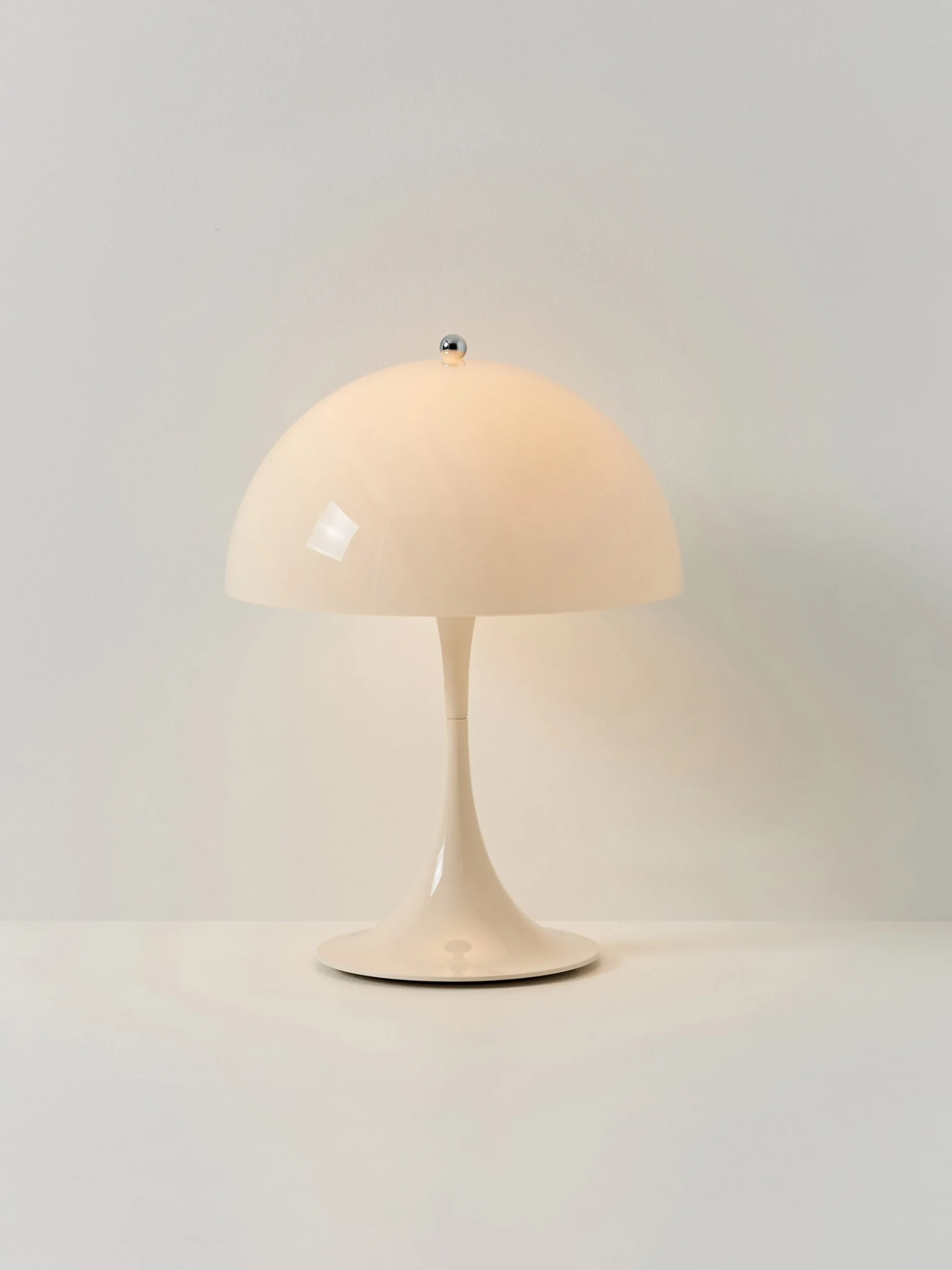 Lampada da tavolo portatile a LED con luce regolabile Panthella 250, Design Verner Panton