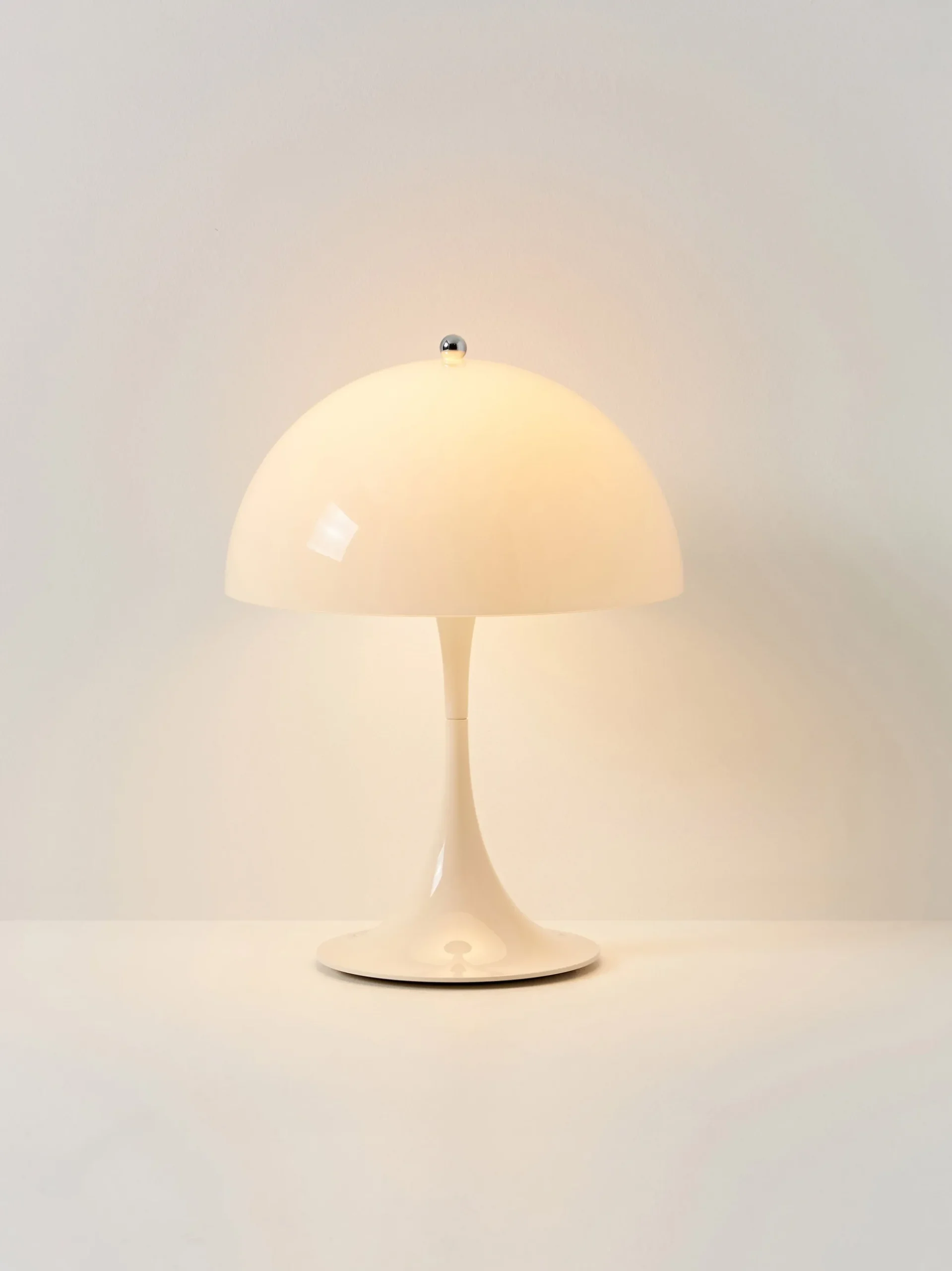 Lampada da tavolo portatile a LED con luce regolabile Panthella 250, Design Verner Panton