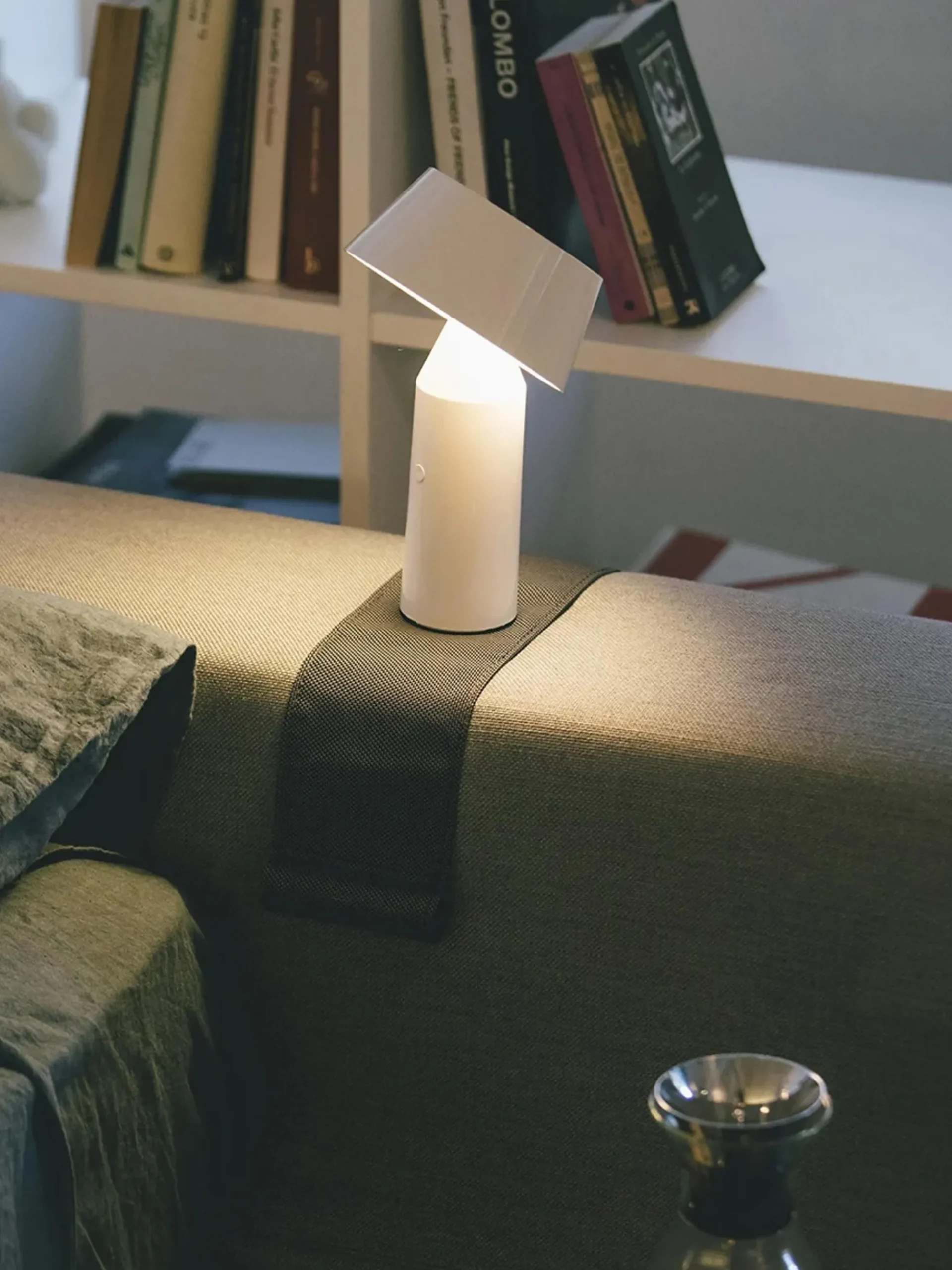 Lampada da tavolo portatile a LED con luce regolabile e paralume orientabile Bicoca