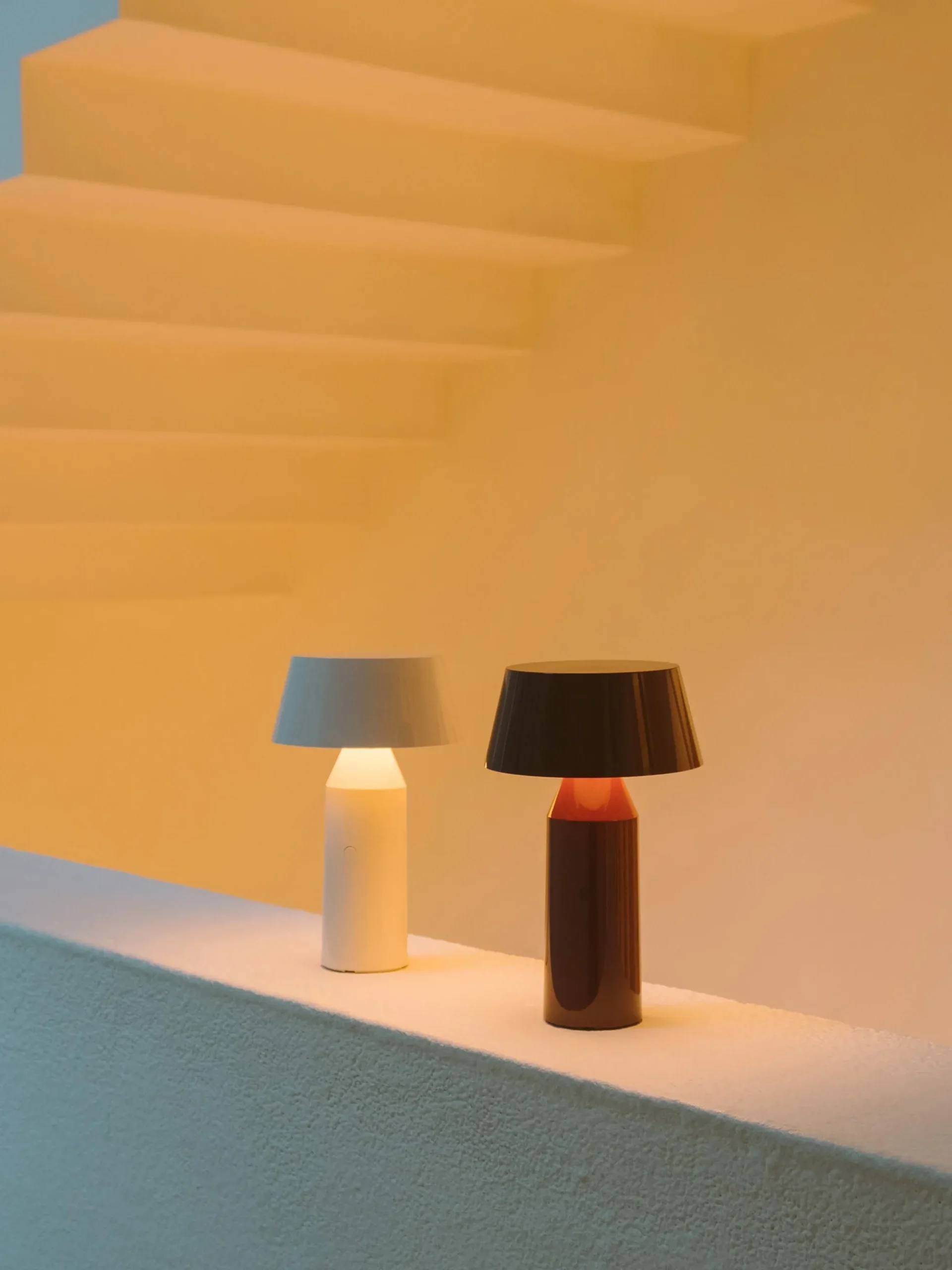 Lampada da tavolo portatile a LED con luce regolabile e paralume orientabile Bicoca