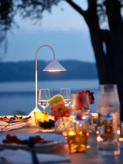 Lampada da tavolo portatile da esterno a LED con luce regolabile Grasp