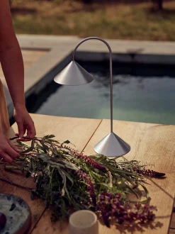 Lampada da tavolo portatile da esterno a LED con luce regolabile Grasp