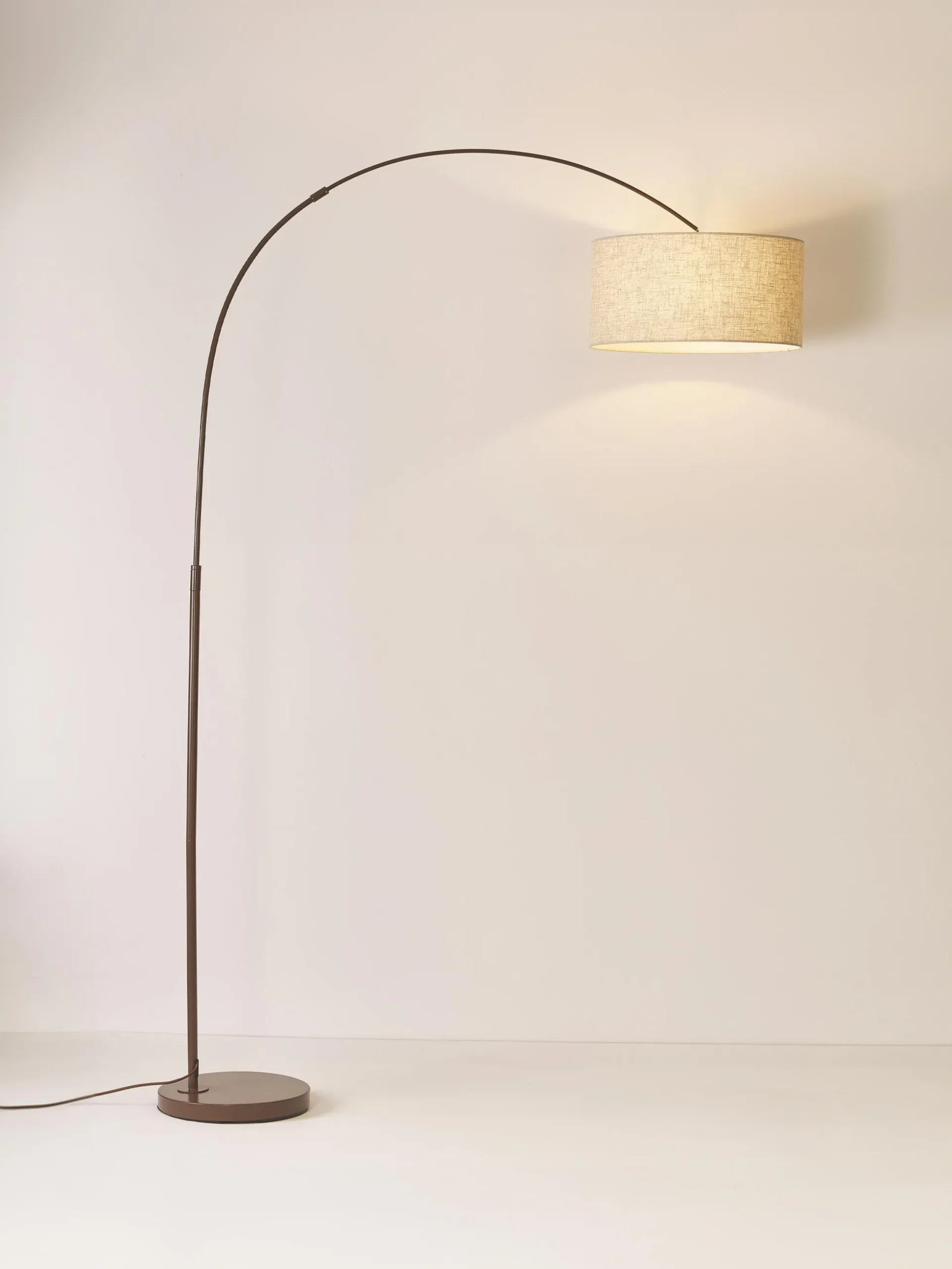 Lampada grande ad arco Niels