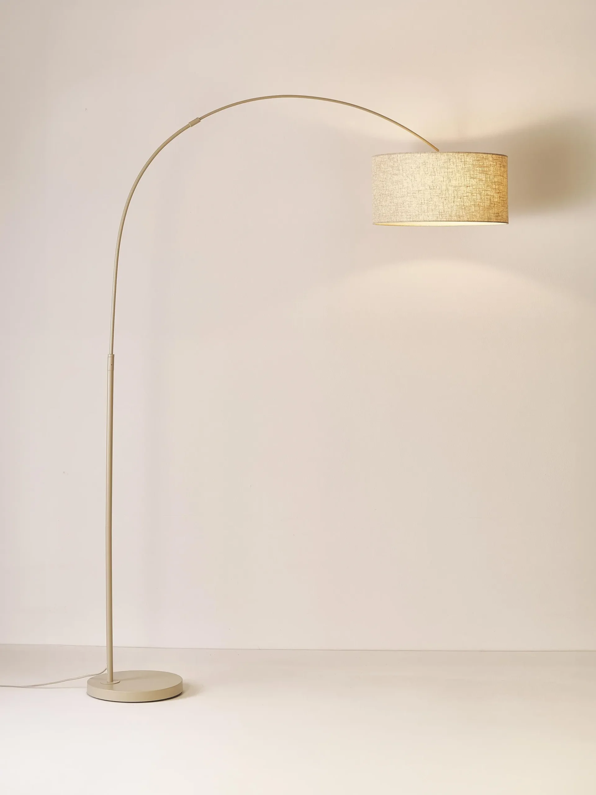 Lampada grande ad arco Niels