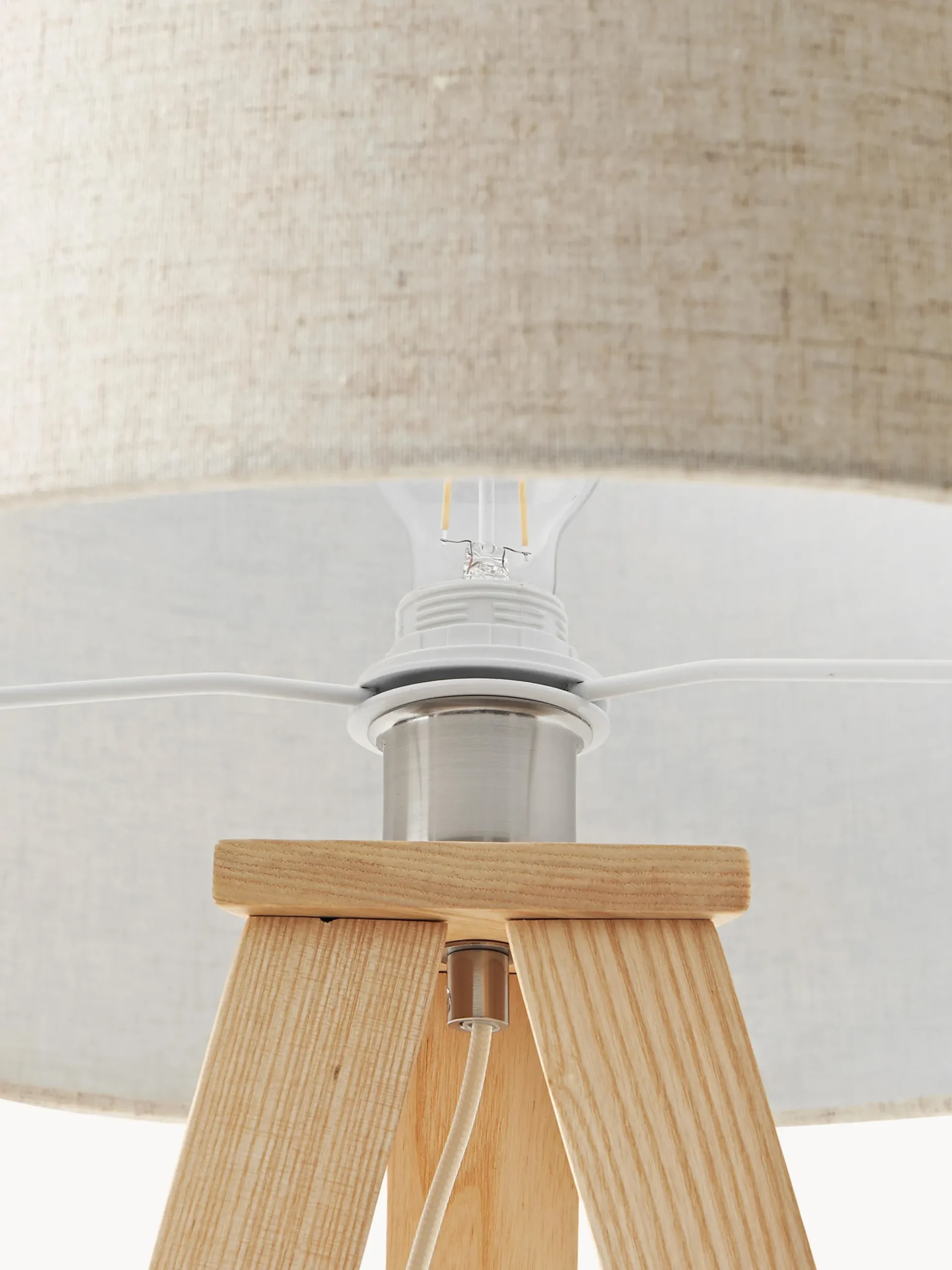 Lampada treppiede da terra scandi in legno massiccio Jake