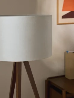 Lampada treppiede da terra scandi in legno massiccio Jake